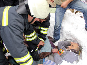 Eksi 6 derecede enkaz altında yaşam savaşı