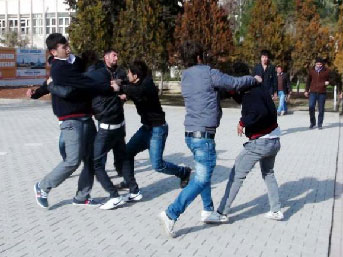 Öğrenciler tekme-tokat kavga etti