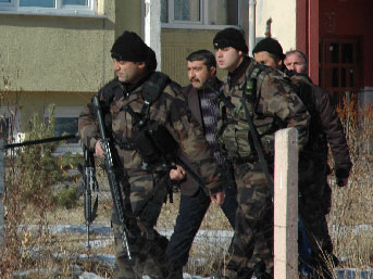 Şizofreni hastası dehşet saçtı: 1 polis şehit