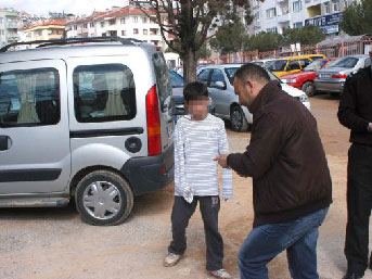 Oğlunun gözü önünde eşini bıçakladı