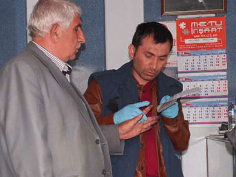 Kuyumcuyu oyalayıp kasayı boşalttılar