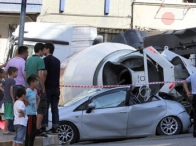 Beton mikseri iki aracın üstüne devrildi
