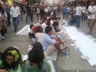 Cadde ortasında kitap okudular