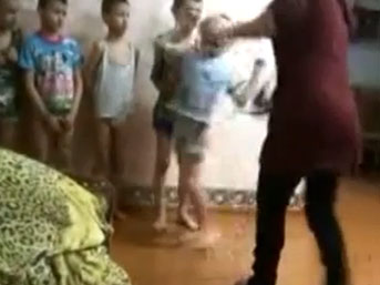 Rusya’da Yetimhanede Kadınlardan Şiddet Gören Çocuklar ! (Video)