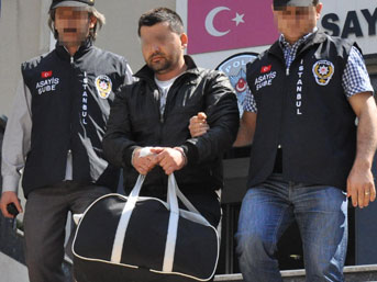 Üvey babasını öldürdü, bavulunu topladı