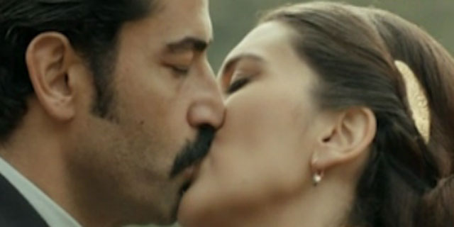 Kenan İmirzalıoğlu ile Bergüzar Korelin Dudaktan Öpüşmelerini İzle