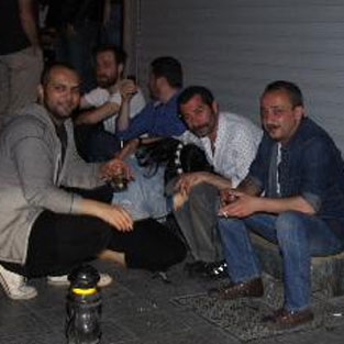 Özgü Namal dizlerine kapandı