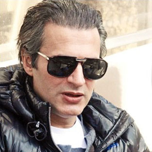 Saçlarına beyaz düşmüş
