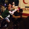 Memati yaralılara yardım etti