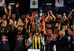 VE KUPA ELLERDE!