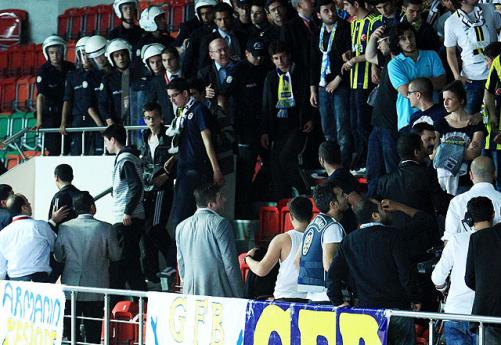 F.Bahçe-G.Saray derbisi karıştı!