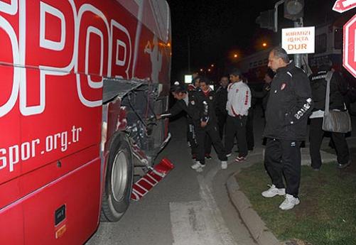 Samsunspor kafilesine tren çarptı! (Video)