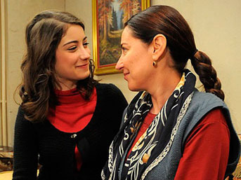 Vahide Gördüm (Zehra) - Hazal Kaya (Feriha)