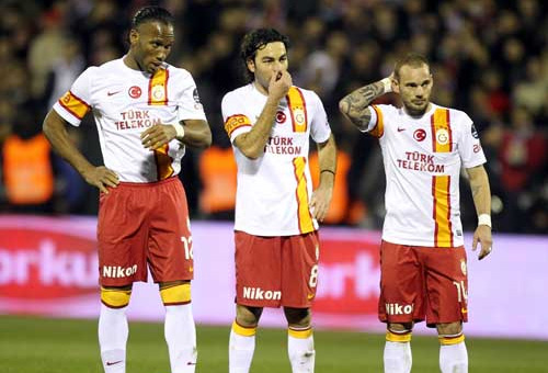 drogba-selcuk-sneijder.jpg
