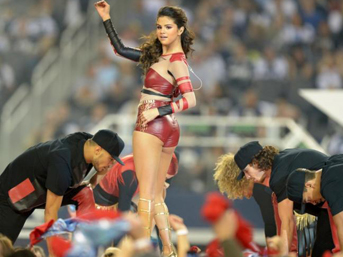 Futbol maçı arası Selena Gomez şov